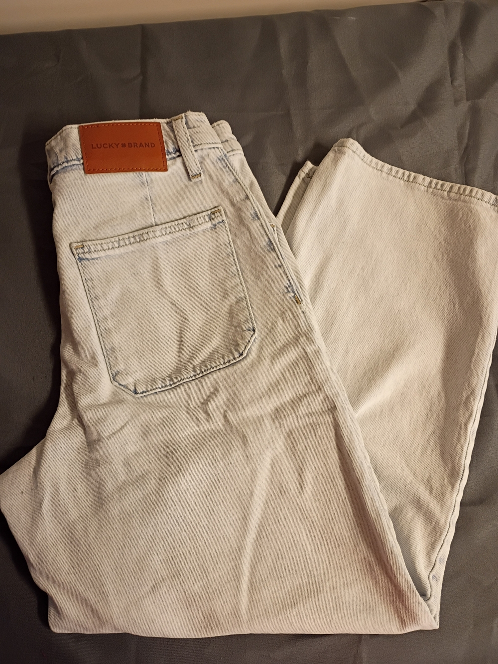 Women's light-wash denim pants